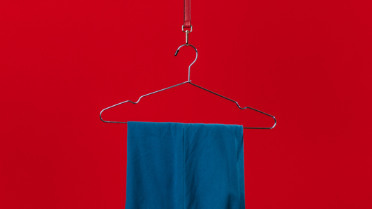 Comment plier un pantalon de costume sur un cintre